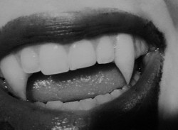 itsokaynottobeokayxo:  Vampire teeth just