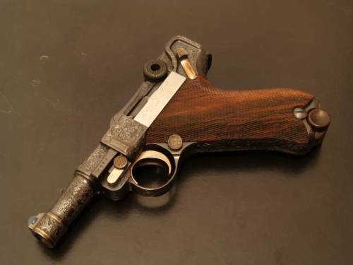 learnosaurusrex: Engraved short Luger