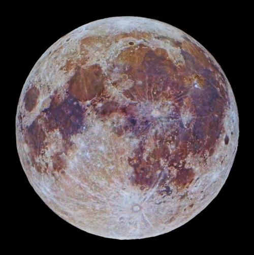 the-star-stuff: Wolf Moon The full moon as seen on January 9th from Buenos Aires, Argentina.The colo