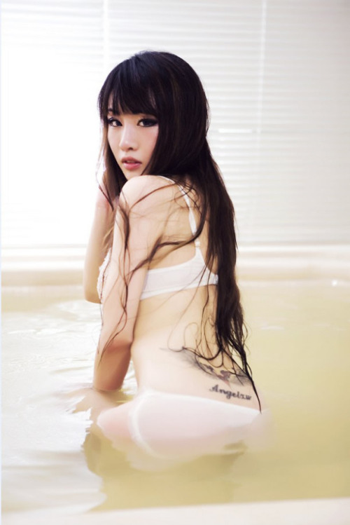 Sexy Chinese lingerie girl Wang Yue taking a bath in a hotspring More chinese girls