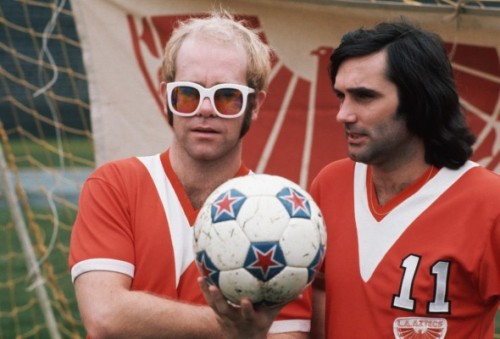 thescore:
“ The Footy Blog’s photo of the day: Elton John, co-owner of the LA Aztecs, with their star signing George Best in 1976.
”