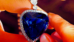 cosyprisons:  “It’s a diamond. Yes. 56 carats. It was once worn by Louis the Sixteenth. They call it Le Coeur de la Mer - The Heart of the Ocean.” 