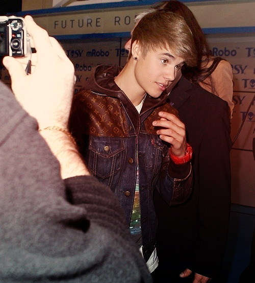 cacahuateswag:  yougotbiebered:  fuckyesbieb:  SEX TO MY EYES, OMG OMG.  KJSDB VCJDBJ