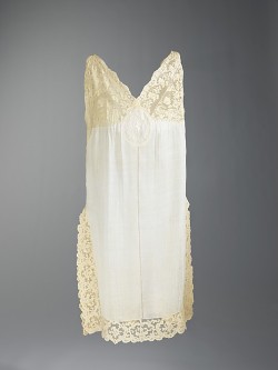 omgthatdress:  Nightgown 1915-1925 The Metropolitan