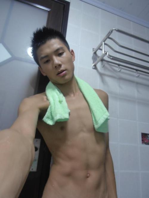 aznboizaresex:  (via iloveasianmenx) click here and press space bar for more aznboizaresex 