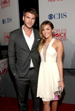 Miley Cyrus & Liam Hemsworth. ♥  OMG