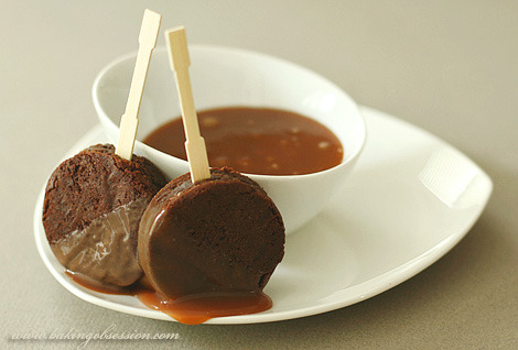 the-absolute-best-posts:  thecakebar: Brownie Pops in Chocolate or Caramel Sauce (recipes) Follow this blog, you will love it on your dashboard  looks hella bomb!