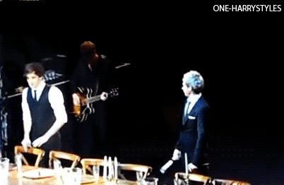 onedirection-helloerection:  one-harrystyles:  Niall’s revenge    omg it’s back