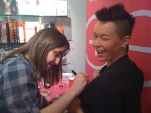timosvoice:
“ Jiz Lee being signed by a maniacal fan
”