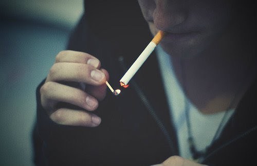 amigodoacaso:  Como você pode perceber, já não sou mais o mesmo de antes. Eu mudei muito, muito mais do que devia e não foi pra melhor. Estou cada vez mais frio, não sinto mais nada, não tenho forças. Não acredito em um “eu te amo” como antes,