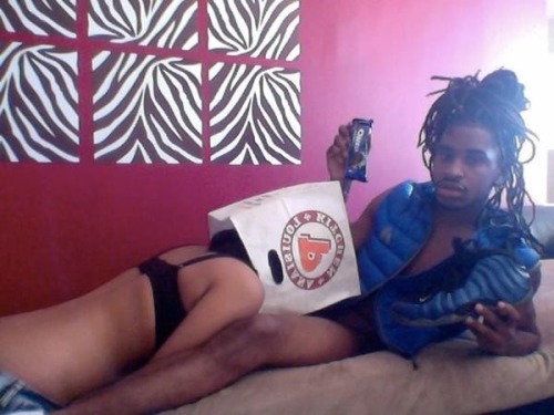 str8creme:  burrbiebitch:  heklp ,e    
