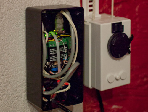 Jamie Zawinski har bygget et system til at automatisere sine gardiner med en Arduino Ethernet.
Ved hjælp af en standard motor som kobles til gardin snoren og et relæ shield kan han nu styre gardinerne fra sin computer.