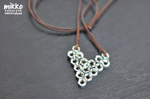 holly-go-brightly:DIY heart shaped hex nut pendant tutorial:http://www.itrydiy.me/2012/01/hex-nut-pe