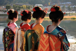 ugochinyere:  Kimono Their buns. Their clothes. Their accessorires. Their posture. Everything looks so effortlessly elegant. 