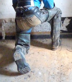 0815rubbersmell:  drexxssau:  wow so ne goile sau sabber sabber  hier auch sabber!!!!!!  Wow new idea, rubber hip boots over leather chaps