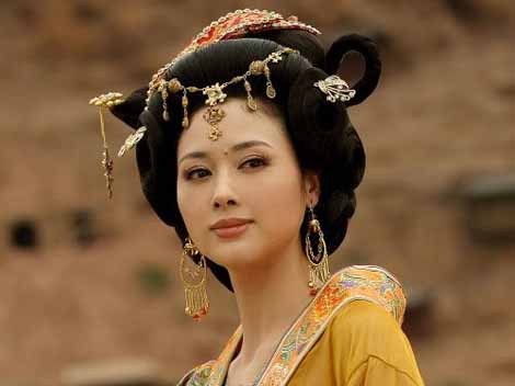 HISTORICAL HAIR ORNAMENTS AND THEIR SOCIAL CONNOTATIONS Hairpins and hair clasps were everyday embel