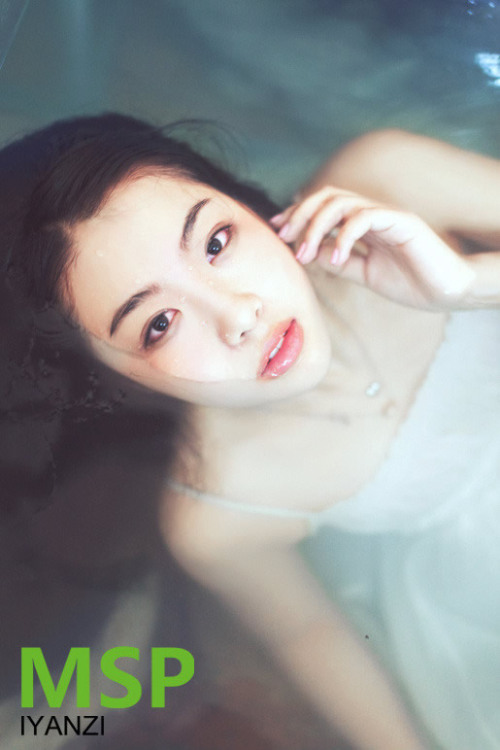 Pretty Chinese girl Zhang Zhonghui underwater photography More chinese girls