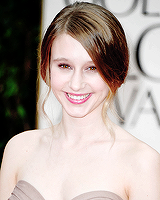  Evan peters and Taissa farmiga Golden Globes