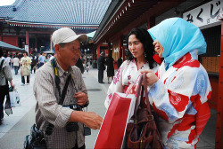 partytilfajr:This is a Japanese Muslim woman,