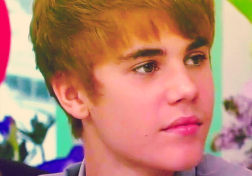 thebieberkingdom:  Você sabe esse garoto da gif aí em cima? Então, ele é a razão pela qual eu ainda acredito nos meus sonhos. Muitas pessoas o criticam por causa do cabelo, da voz, mas eu vou dizer uma coisa para essas pessoas: ele não nasceu para