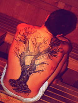fuckyeahtattoos:  Alright so you have the tree of life. You grow up and you’re faced with difficult decisions… well each individual decision influences your life and branches off into a different path. The hands represent good and evil along that