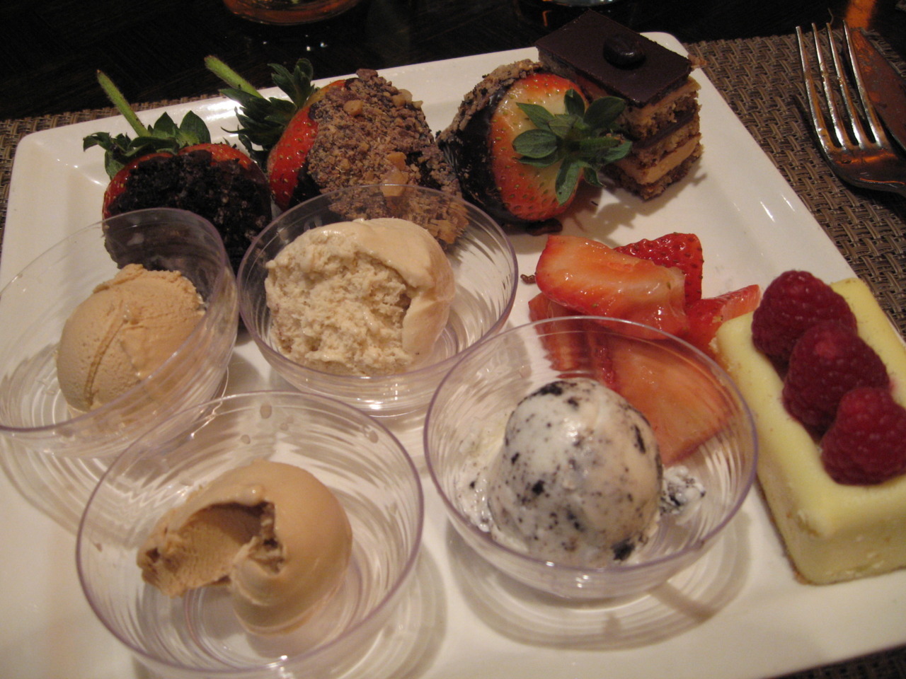 un poco para los dos ok? @AdorableBipolar prettygirlfood:  Plate of desserts at Wicked