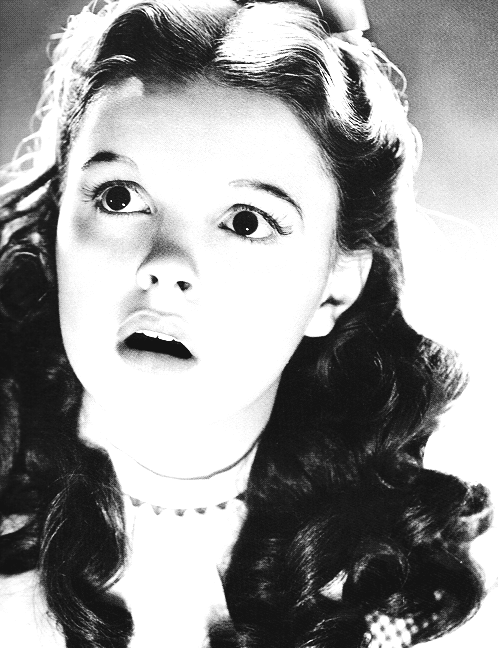 professorowenaravenclaw:  organaleias: Judy Garland poses for publicity for her upcoming