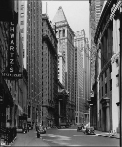 hyperbolia:  Broad St, by Berenice Abbott