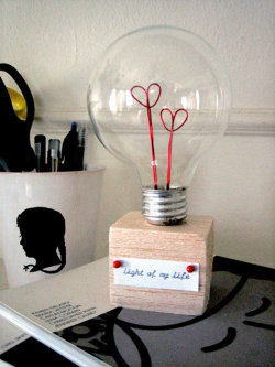 kraftykristin:  (via diy project: valentine lightbulb | Design*Sponge)   This is so cute that all of the kittens that live inside of me exploded