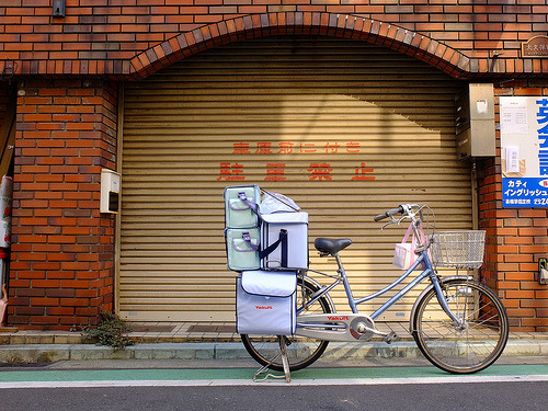 bisikleta:  yakult girls delivery bike (by owenfinn16)
