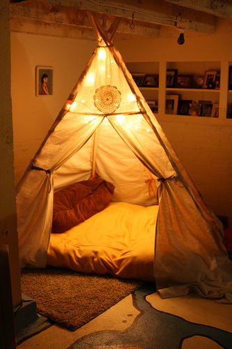 salveo:Our reading nook in the basement by Life a Mundoif i could have this..