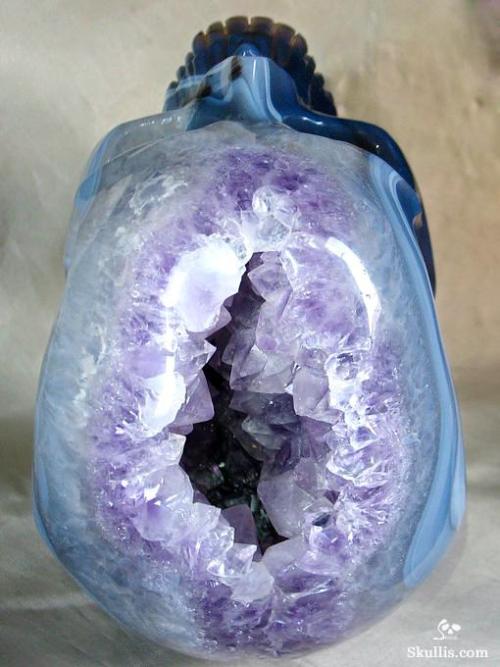 kats-in-space:cntr0l:Agate Skull with Crystal Peep HoleW-whoaaaaaaahFffff- TOTALLY WANT THIS.