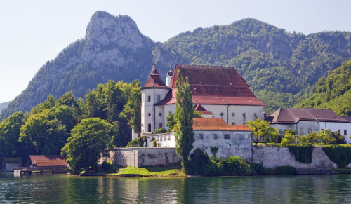 (via Parish Church in Traunkirchen, a photo from Upper Austria, East | TrekEarth)