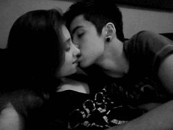  O amor não é aquilo que queremos sentir, mas sim aquilo que sentimos sem querer.
