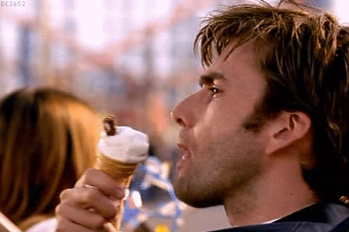 Сначала пососи. Дэвид Теннант мороженое. Мужчина ест мороженое. Мужик с мороженым. Парень лижет мороженое.