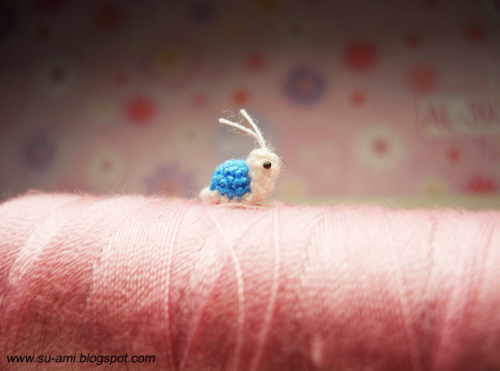 minithief:  professorrainbowscalemate:  fyeahcutebugs:  extremely tiny crocheted snails by suami on etsy  I NEED ONE IN MY LIFE  ubububuuuu~<333 