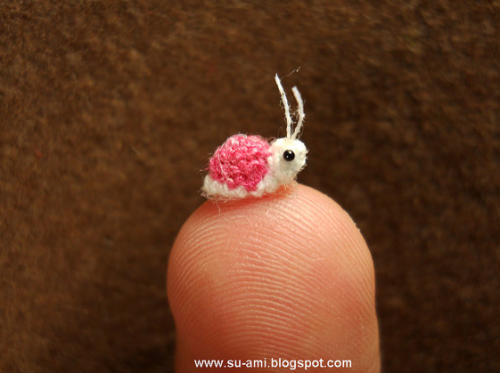 minithief:  professorrainbowscalemate:  fyeahcutebugs:  extremely tiny crocheted snails by suami on etsy  I NEED ONE IN MY LIFE  ubububuuuu~<333 