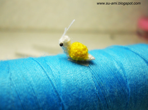 minithief:  professorrainbowscalemate:  fyeahcutebugs:  extremely tiny crocheted snails by suami on etsy  I NEED ONE IN MY LIFE  ubububuuuu~<333 