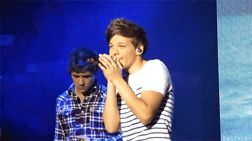 I'm officially obsessed with gifs of Louis on tour: