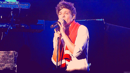 I'm officially obsessed with gifs of Louis on tour: