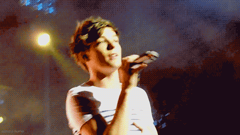 I'm officially obsessed with gifs of Louis on tour: