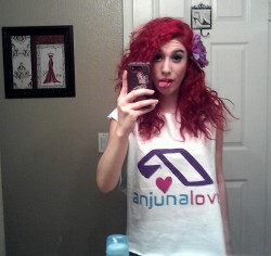 I’m on my way to Above &amp; Beyond. C: so excited. My shirt says anjunalove; I made it. I look really stupid lulllz.