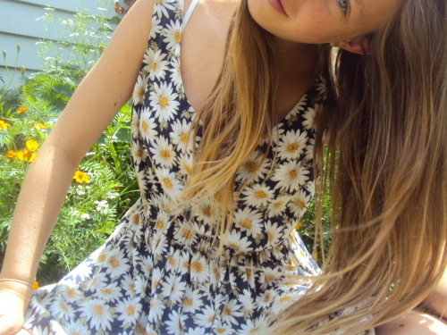 jungle-avenue:  salty—seabreeze:  LOVE HER DRESS omg