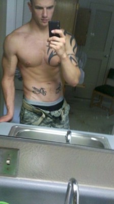   24 year old straight Army guy from Aurora,