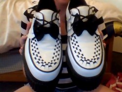 bbarbiebrainz:  i made bows for my shoes omfg how cute are they im so talented. lols~