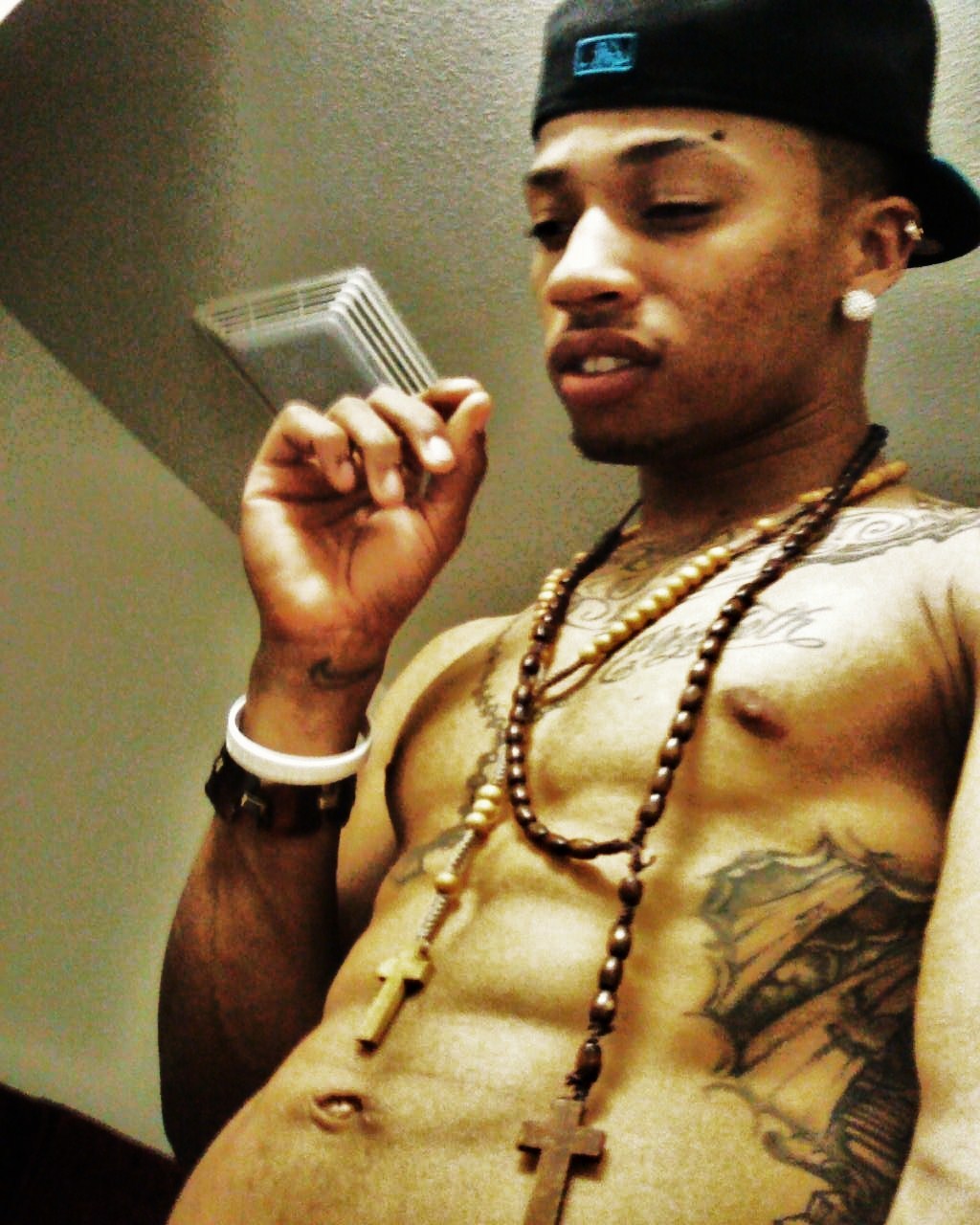 youknowyouwantsit:  hellyeahehitfromtheback:  &lt;3  Looks legit! He’s hot