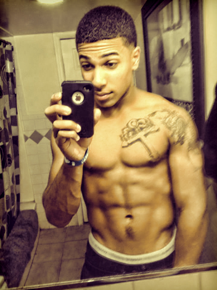 poppasplayground:  Cross YOUR &lt;3 @guyswithiPhones on #MandingoMondays