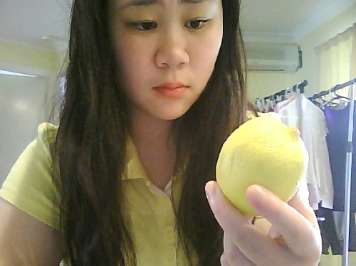 kanyewest-coast:vanillacherries:assvvipe:before mum left for work she handed me this lemon and told 