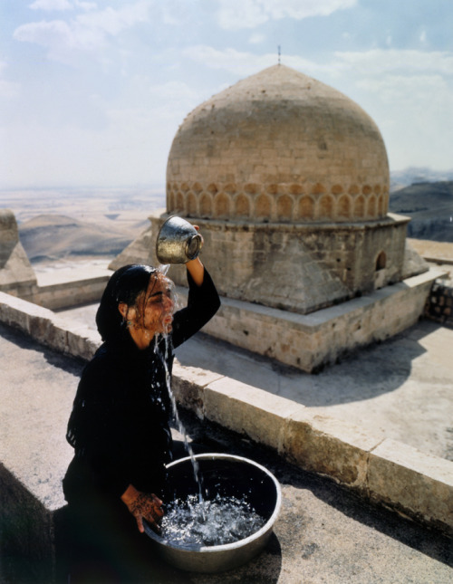 mamma-wolf:  Soliloquy Series, 2000 by Shirin Neshat