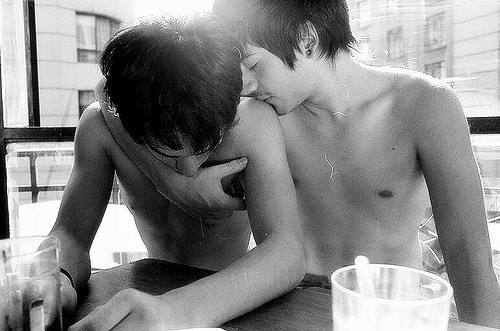 loucasdrogas-deactivated2013031:  Feio, bonito, homossexual, heterossexual, loiro, moreno, alto, baixo, gordo, magro, evangélico, protestante, ateu, tatuado, cabeludo, careca… Muitos enxergam somente com os olhos, já os mais sábios colocam o coração